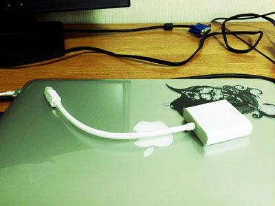 MacBook Proの上に置かれた変換ケーブル