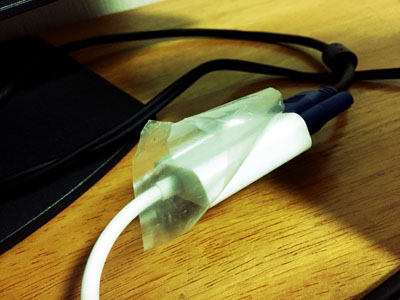 MacLab.Thunderbolt VGA変換アダプタのフィルムを剥がしている写真