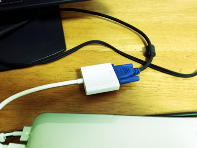 モニターとMacBook ProとVGA変換ケーブルの接続部分