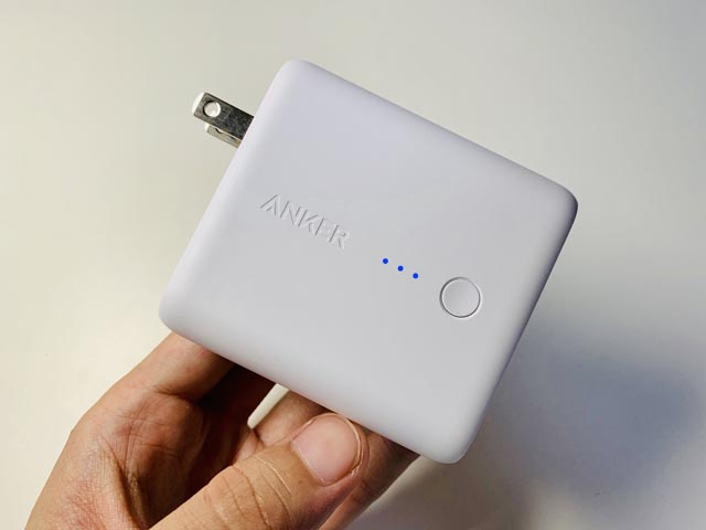 Anker PowerCore Fusion 5000を手で持っている様子